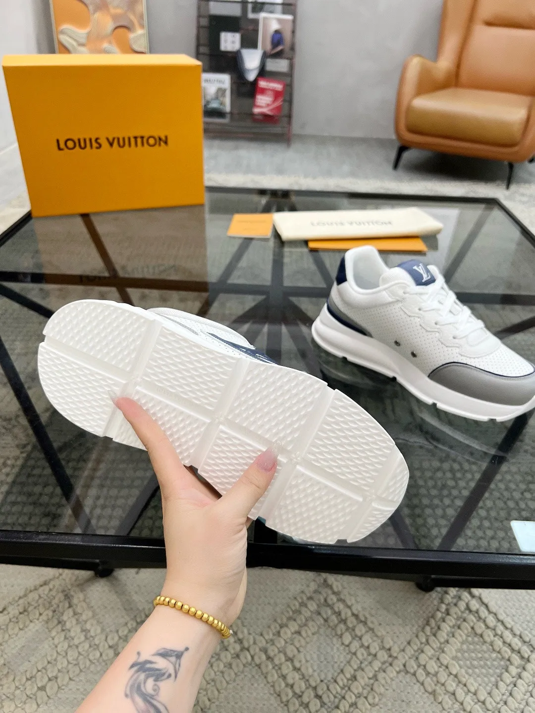 Factory price: 460💰Lv🔍Top purchasing agent🇮🇹 Road The most popular sports shoes for street men are available at the same counter. The uppers are imported cowhide fabrics from Italy, high-quality spliced colorful and complex handicrafts, imported comfortable mesh linings, soles: original soles specially provided by the original factory, T men's men's shoes 💰U foam exclusive movable molded soles are super comfortable, original factory and single goods, 🔍🔍high quality, you can enter and exit the counter at will, welcome to compare, code number 38-44, (45 customized)